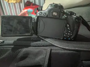 Cannon 700D
