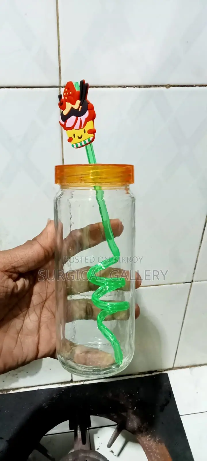 স্ট্র সহ পানির বোতল