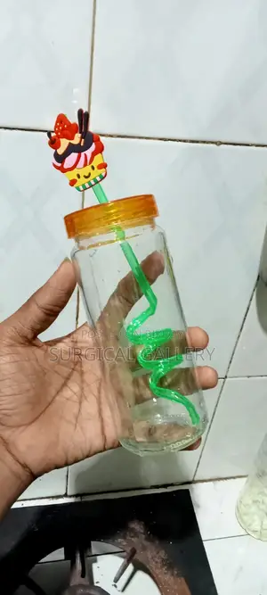 স্ট্র সহ পানির বোতল