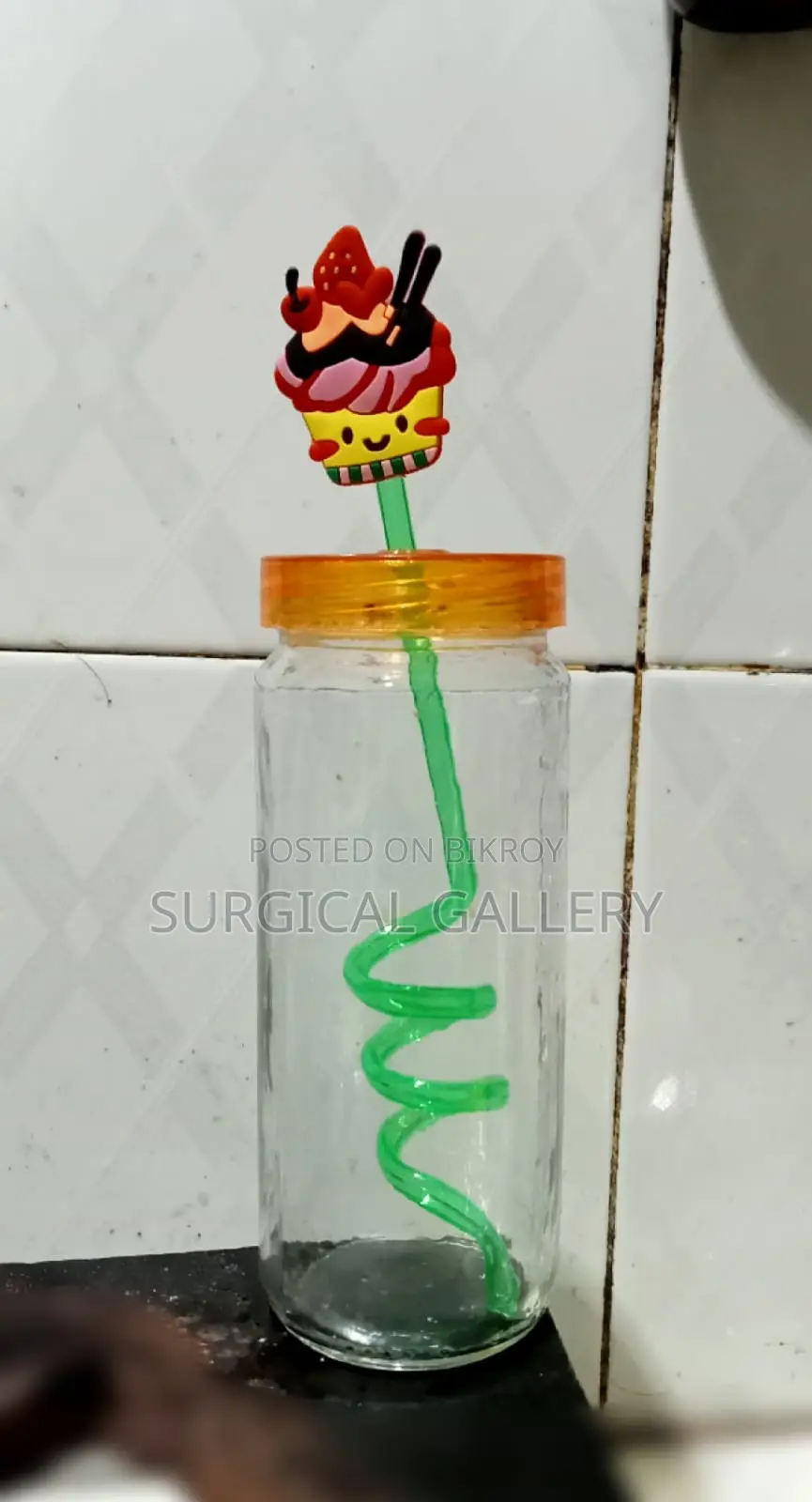 স্ট্র সহ পানির বোতল