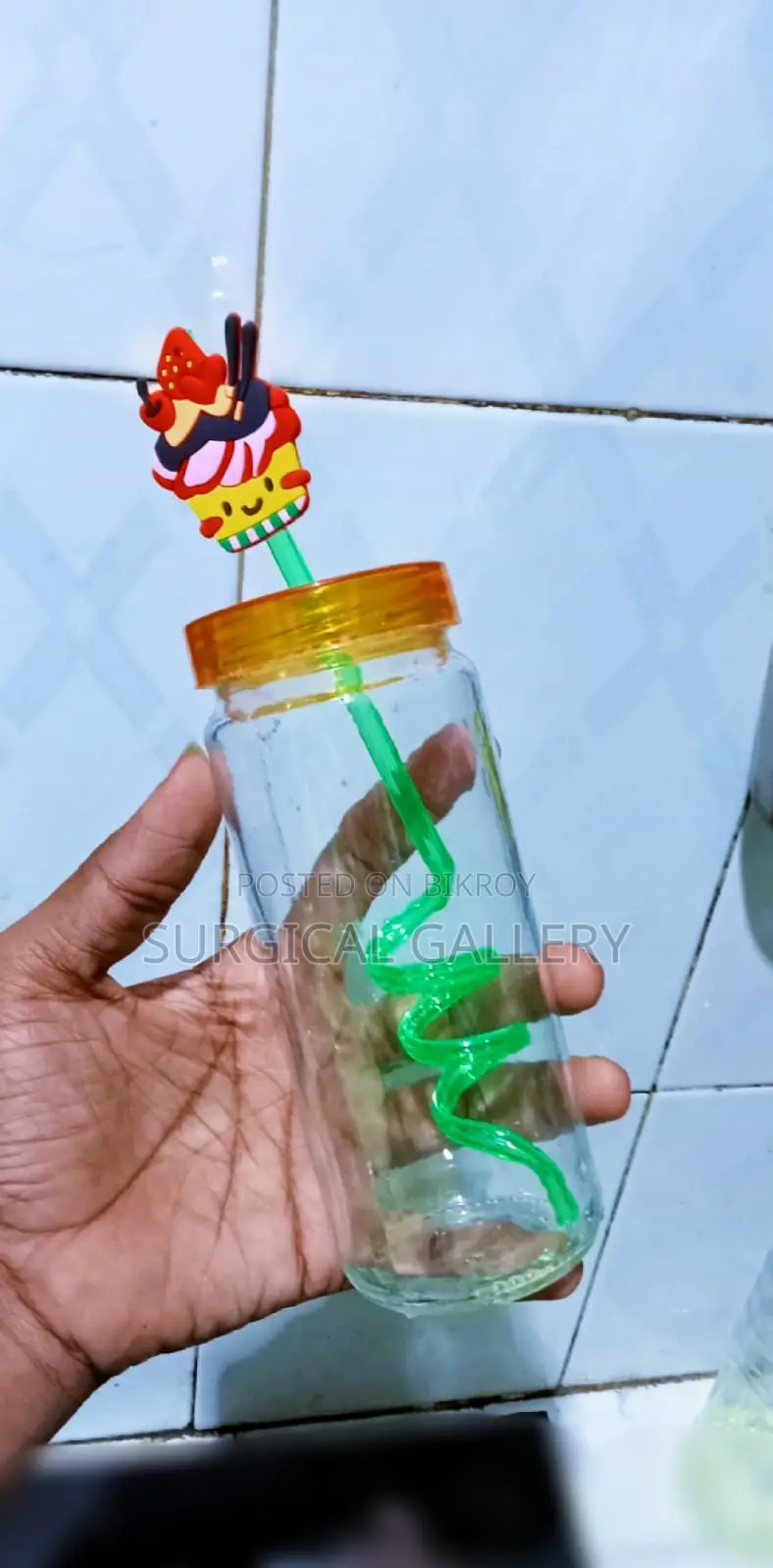 স্ট্র সহ পানির বোতল