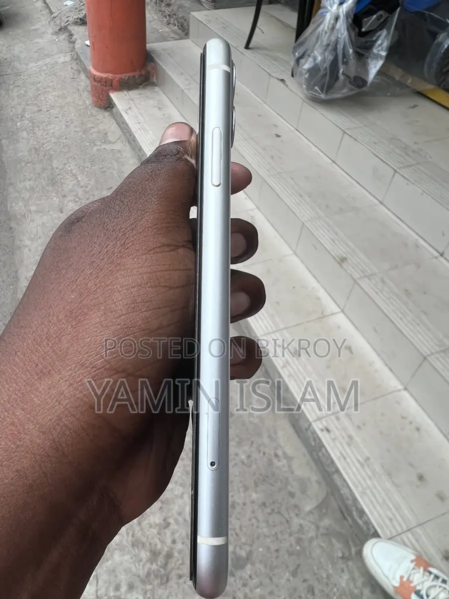 Apple iPhone 11 . (Used)