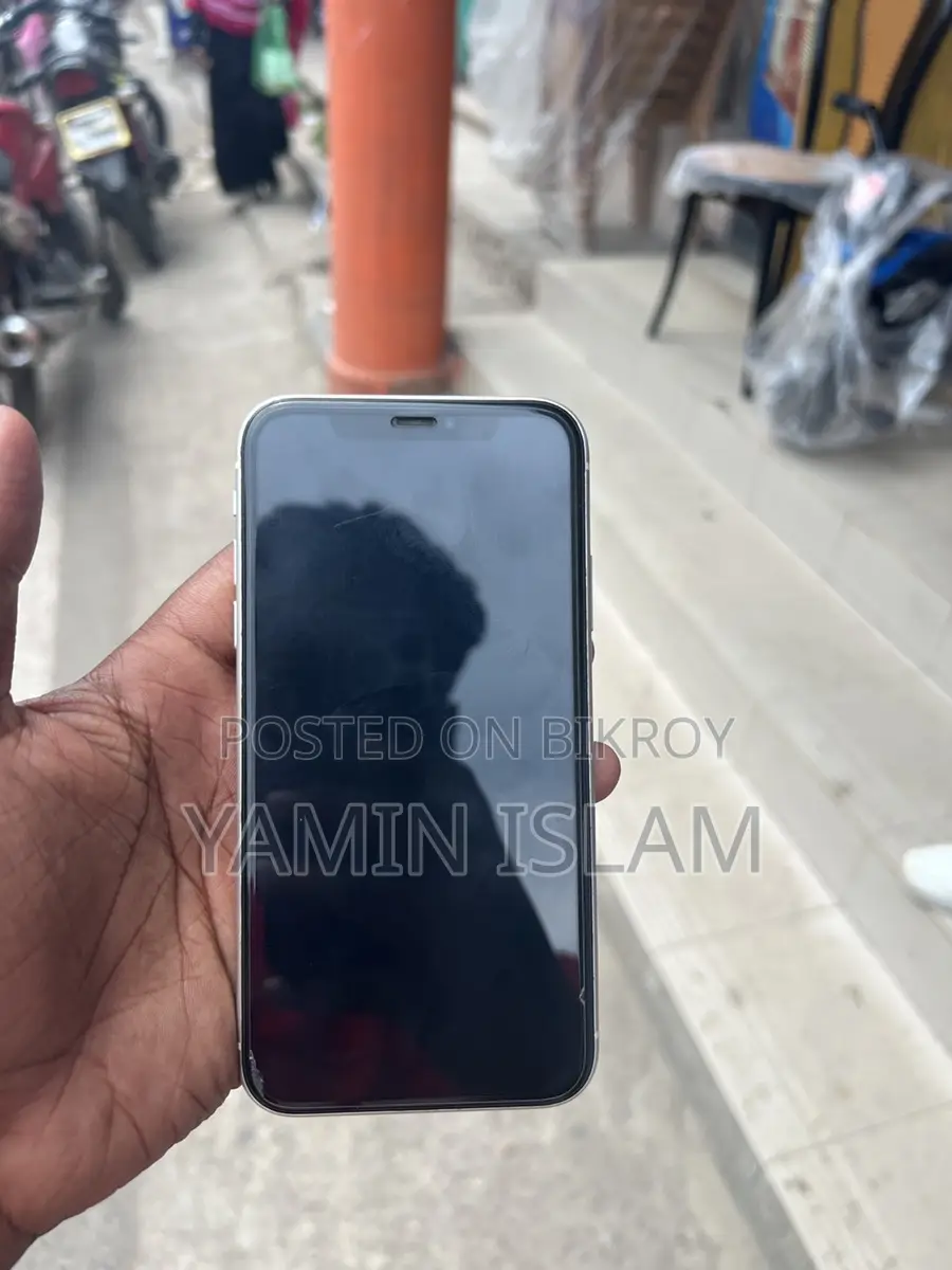 Apple iPhone 11 . (Used)