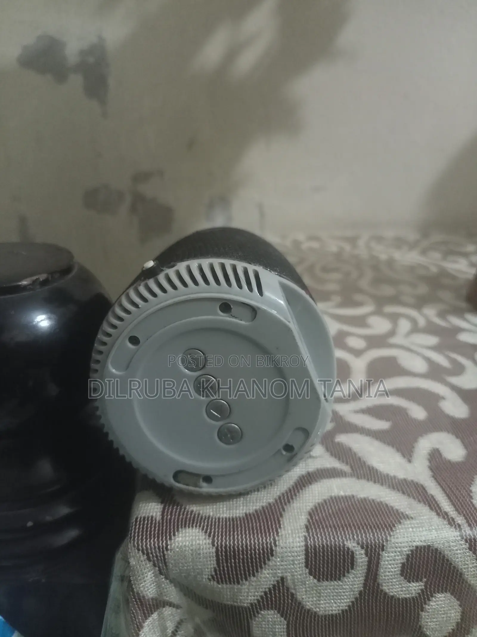 Speaker with a Free Ring