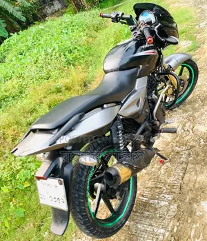 Bajaj Pulsar 150 . 2004