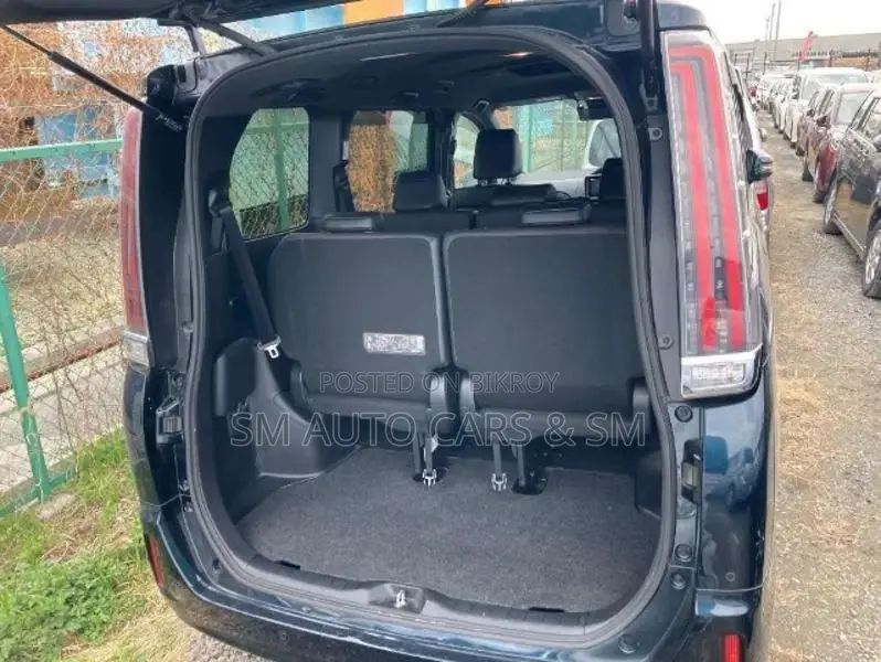 Toyota Esquire Petrol Gi Mica Blue 2020