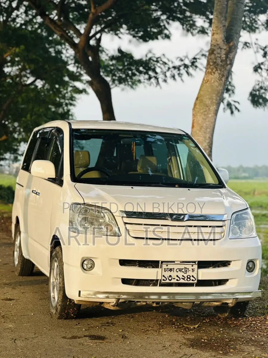 Toyota Noah 2003