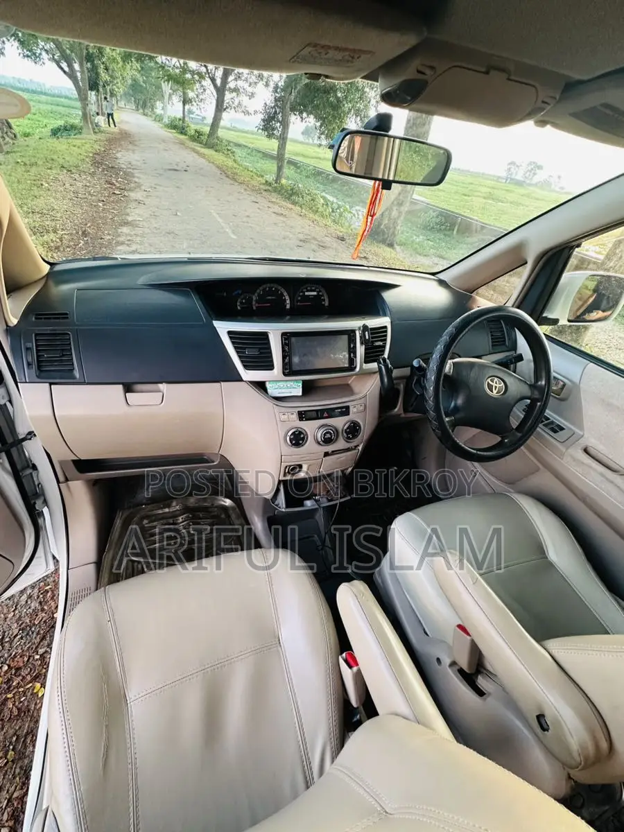 Toyota Noah 2003