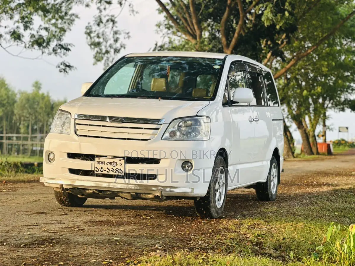Toyota Noah 2003