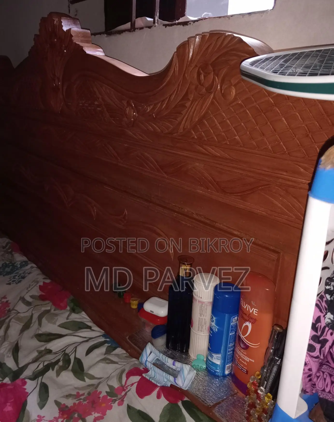 একটি আকাশমনি কাঠের খাট বিক্রি করা হবে