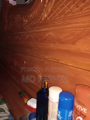 একটি আকাশমনি কাঠের খাট বিক্রি করা হবে