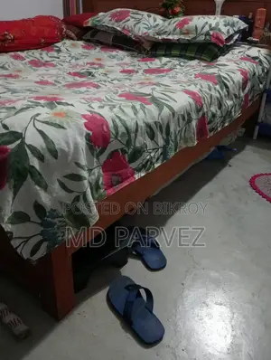 একটি আকাশমনি কাঠের খাট বিক্রি করা হবে