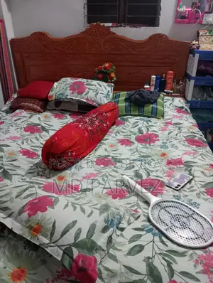 একটি আকাশমনি কাঠের খাট বিক্রি করা হবে