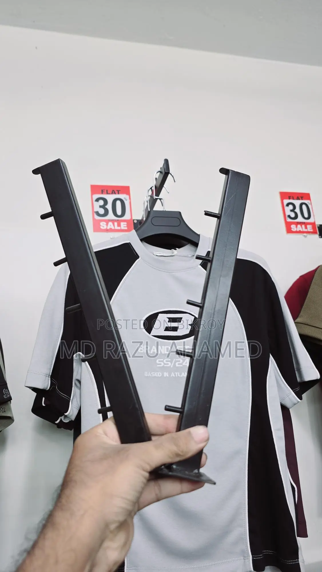 Showroom Hanger