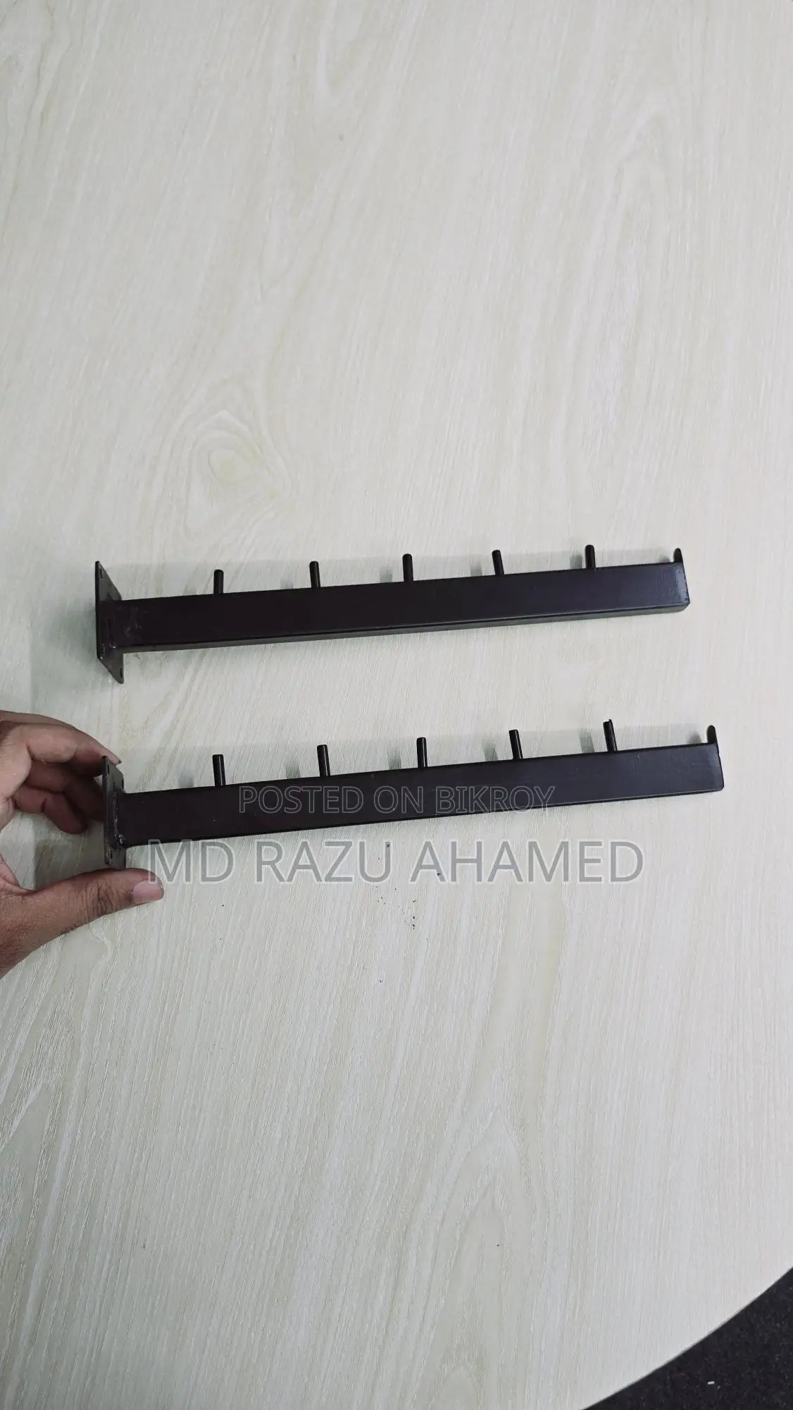 Showroom Hanger