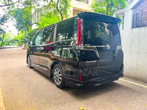 Toyota Esquire Gi Premium 2020