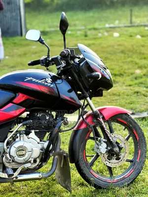 Bajaj Pulsar 150 . 2016