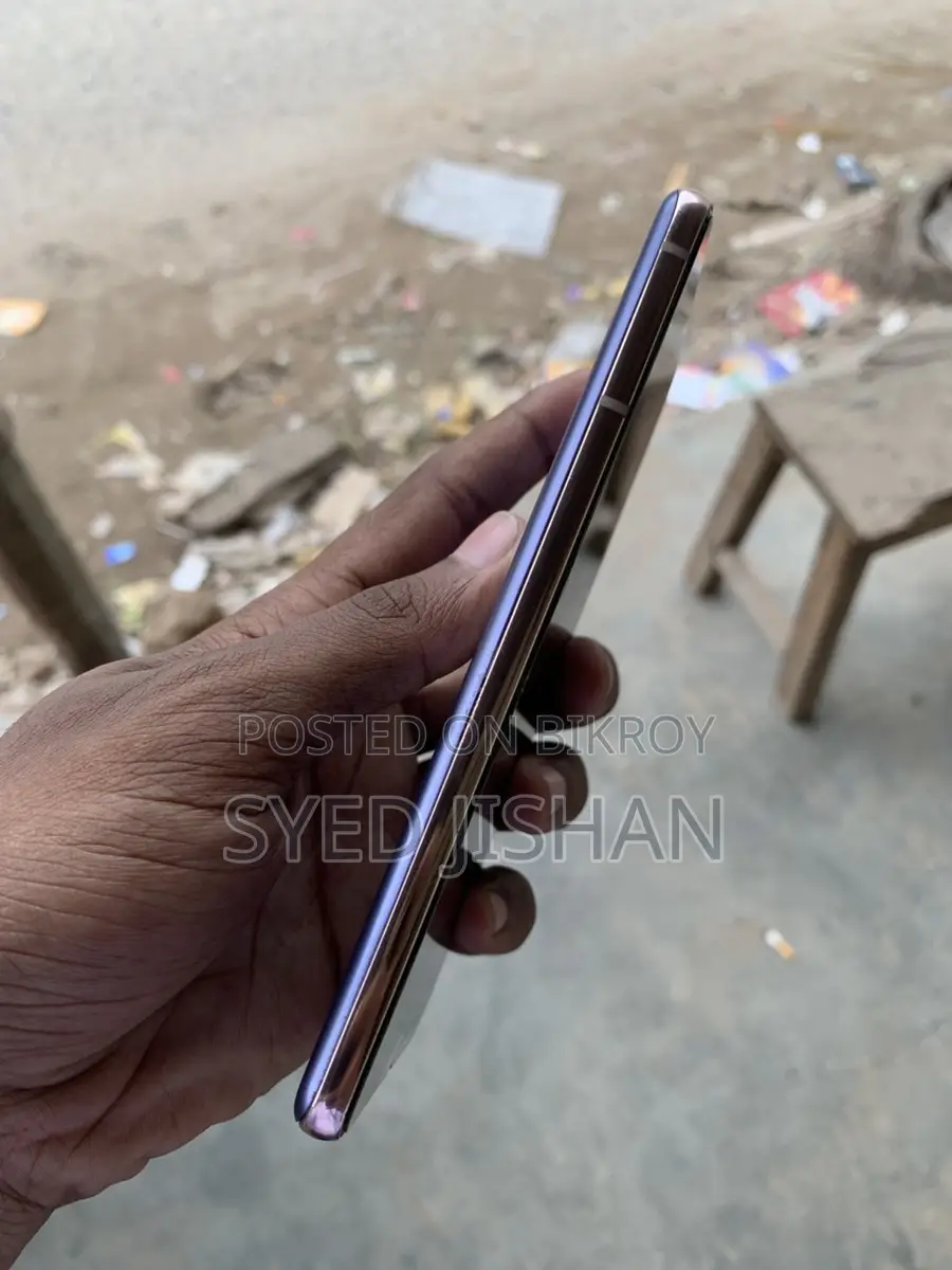 Samsung Galaxy S21 . (Used)