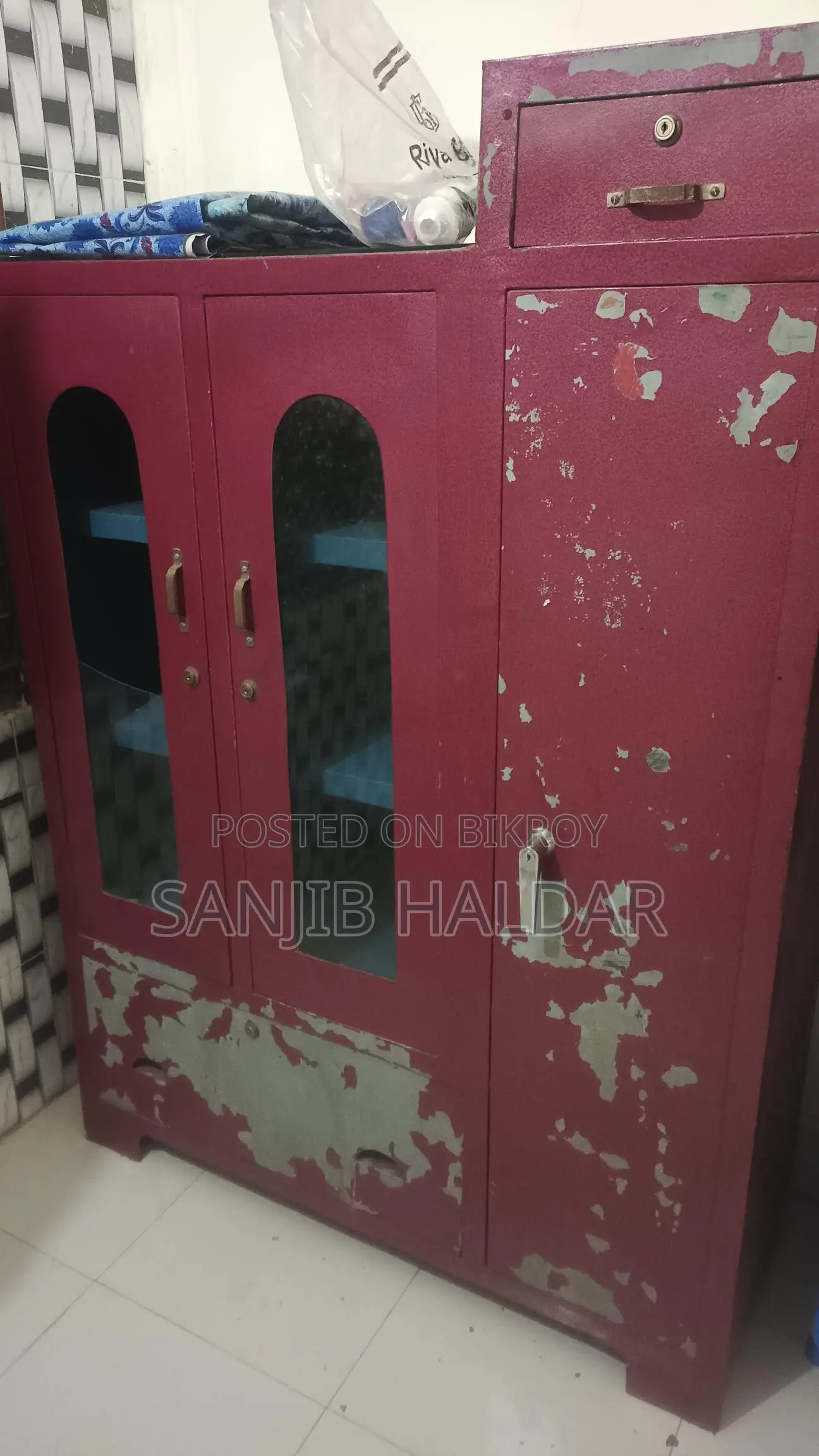 সুকেস,কাঠের আলমারি