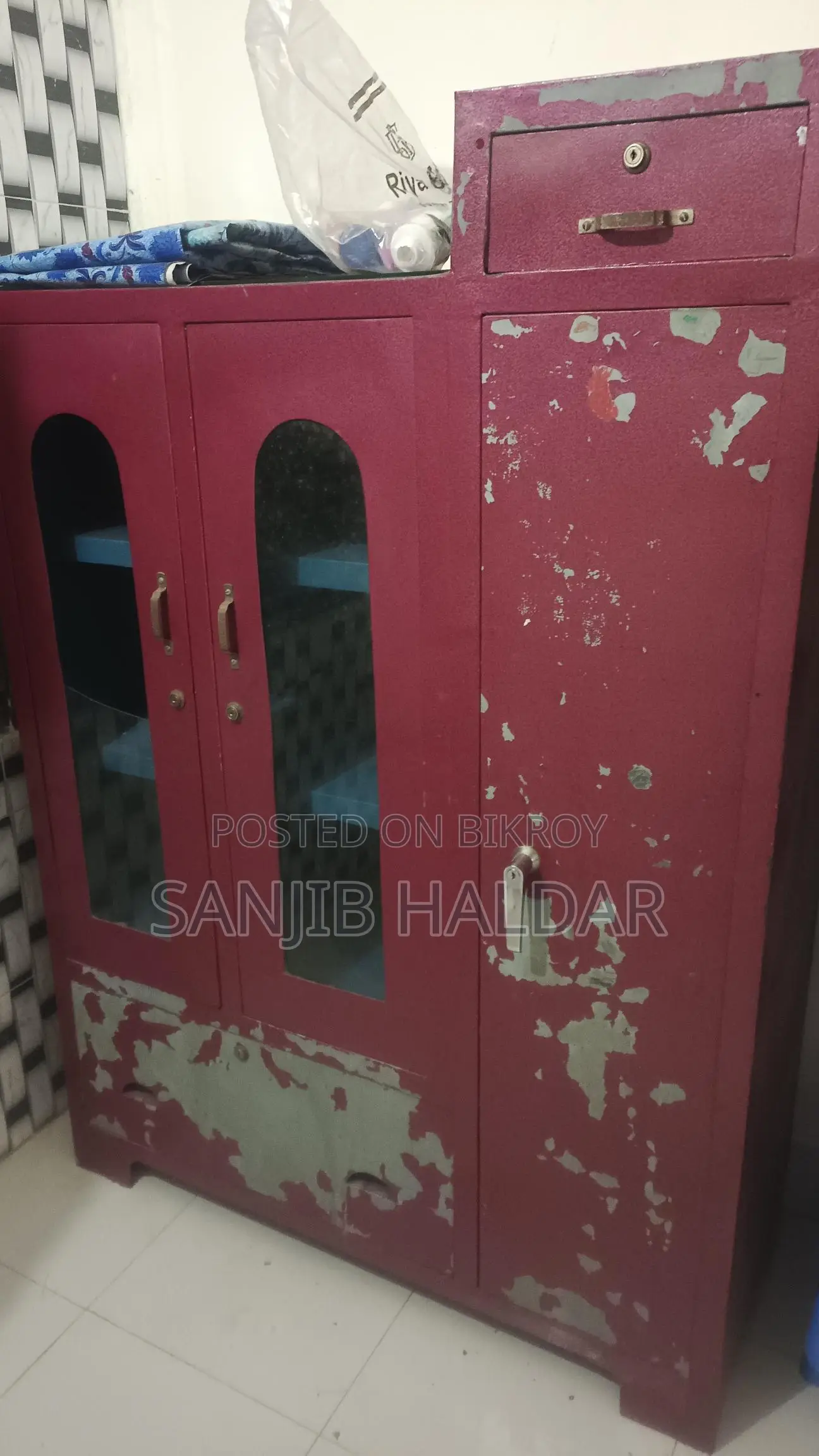 সুকেস,কাঠের আলমারি