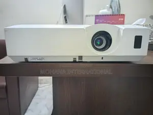 Hitachi CP x3042 wn Projector