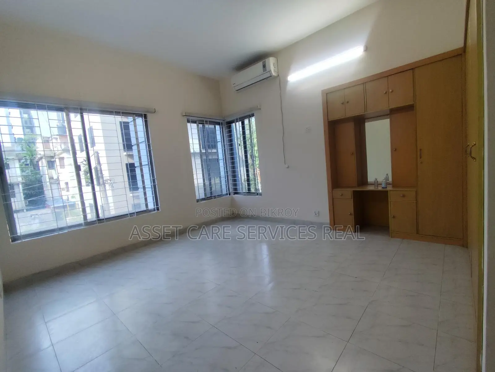 4Bed Un-Furnished Apartment For Rent In Banani