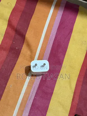 অ্যাপল ২০ ওয়াট অ্যাডাপ্টার ব্যবহৃত
