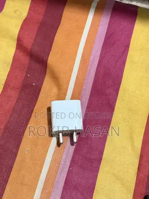 অ্যাপল ২০ ওয়াট অ্যাডাপ্টার ব্যবহৃত