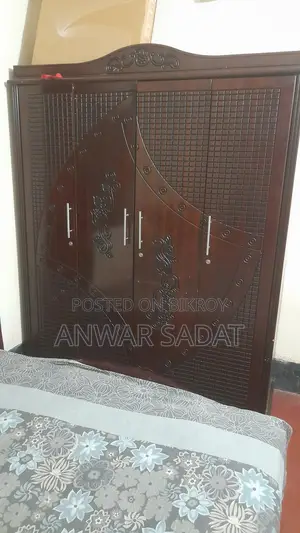 একটি আলমারি বিক্রয় হবে