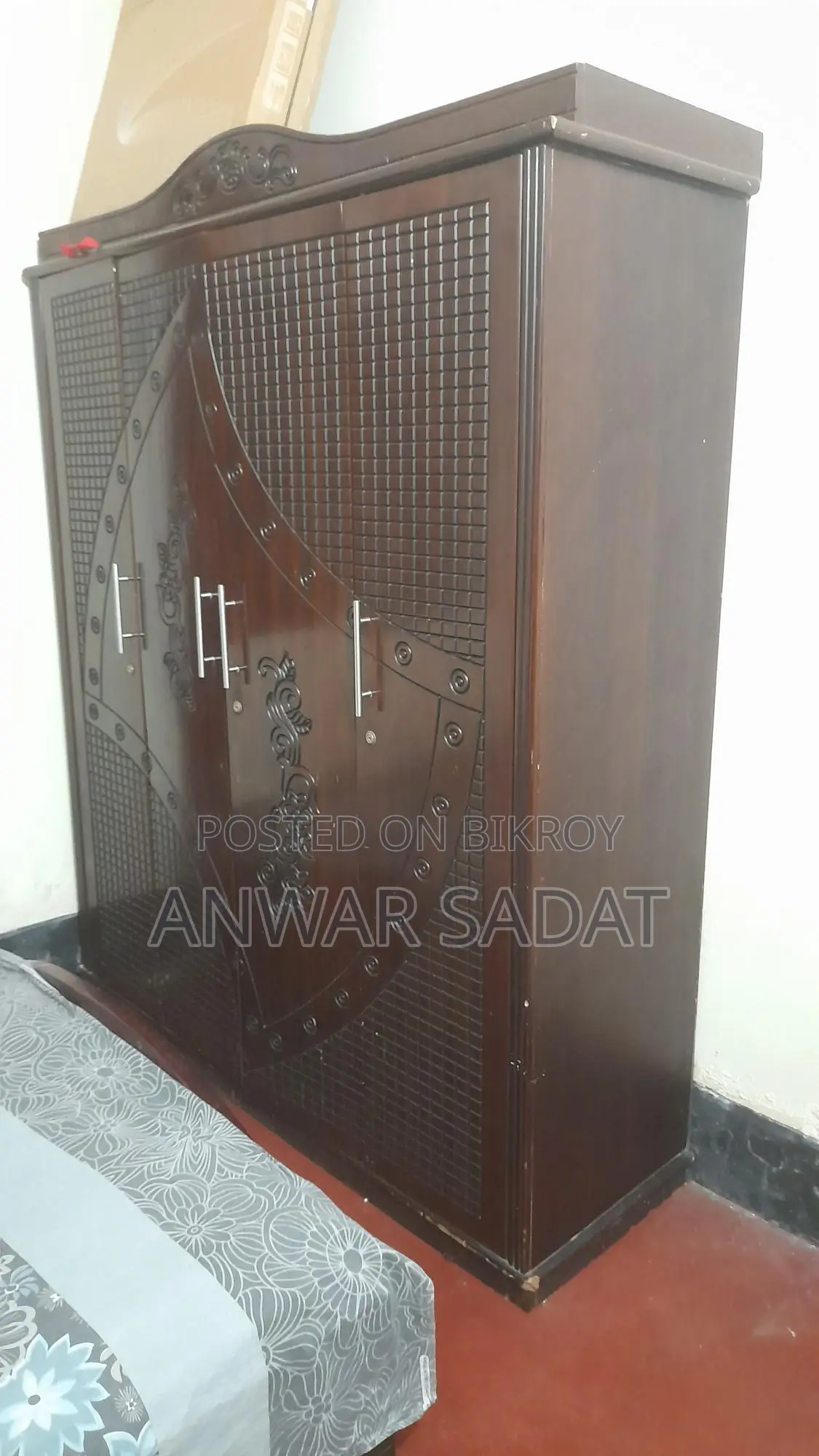 একটি আলমারি বিক্রয় হবে