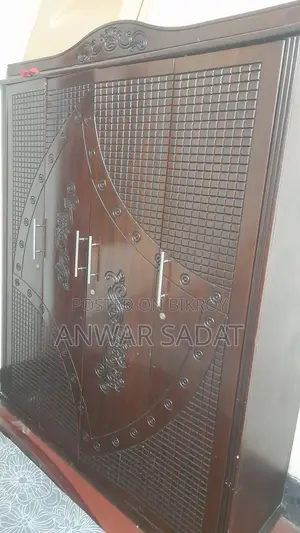 একটি আলমারি বিক্রয় হবে