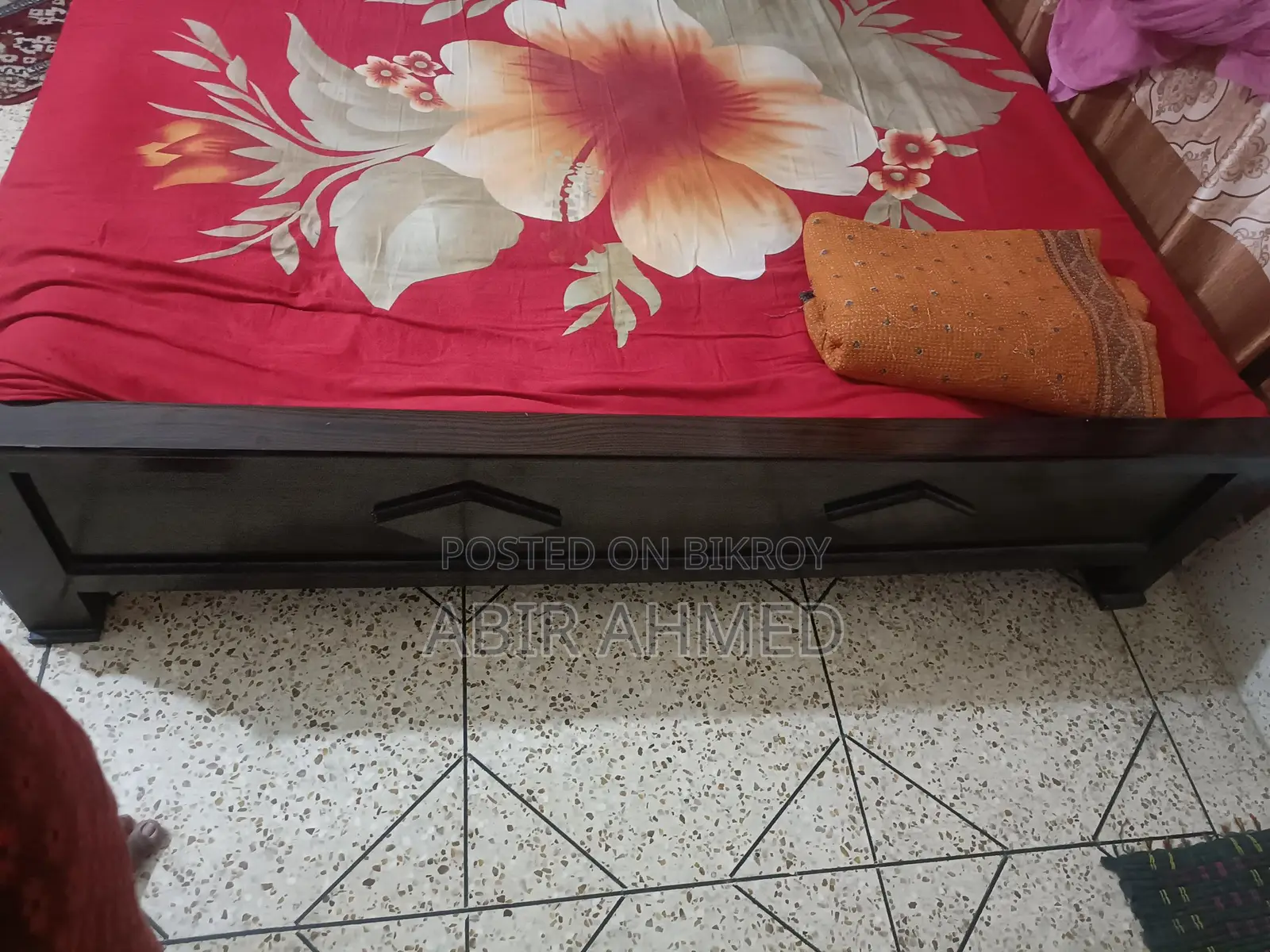 এই খাটটি বিক্রি করতে চাই