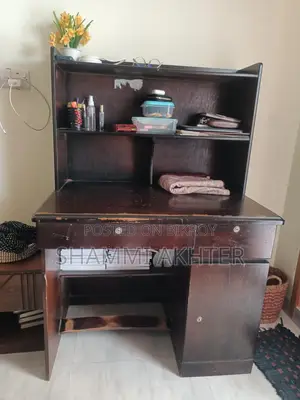 পড়ার টেবিল
