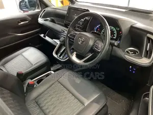 Toyota Noah SZ HYB 3.5POINT 2022