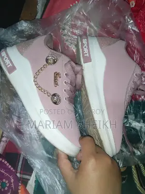 জুতাটা বিক্রি করা হবে । প্রাইজ ৭০০ টাকা