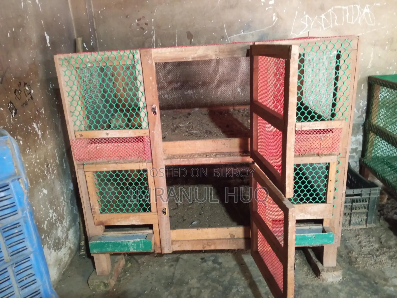 একটি দুই তলা মুরগির খাঁচা