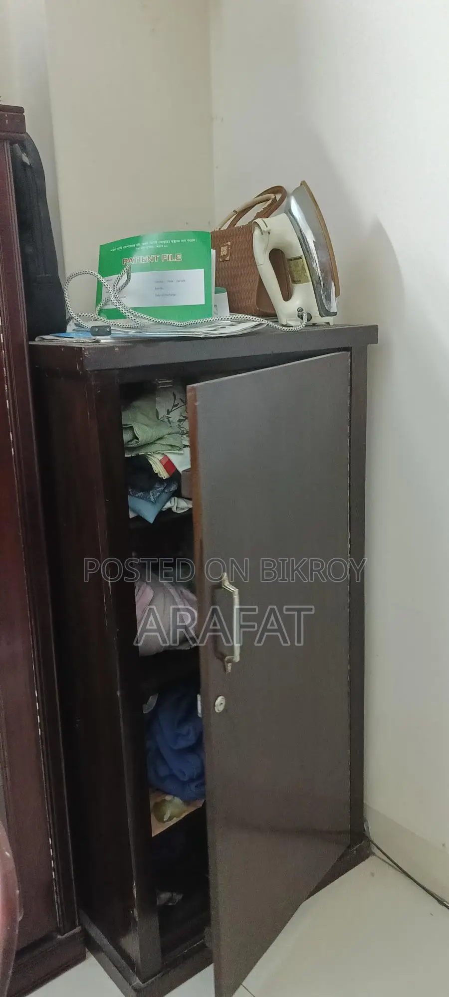 Small Almirah, Showcase, Mirror Cabinet made of 100% Mahogany Wood