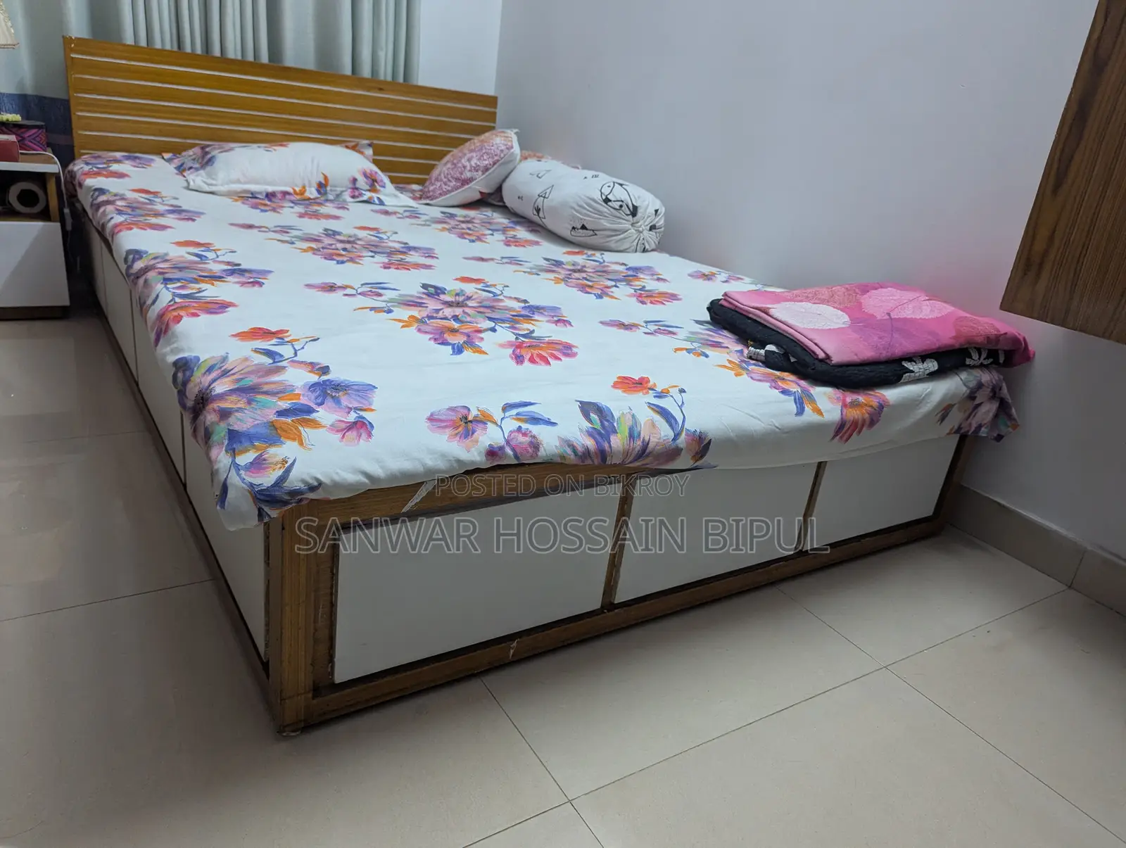 Medium size bed 7x4.5 feet. Perfect for small rooms and bachelors