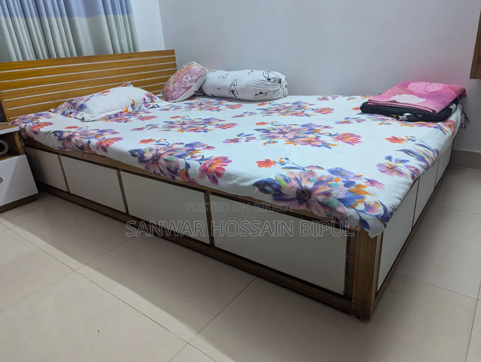 Medium size bed 7x4.5 feet. Perfect for small rooms and bachelors