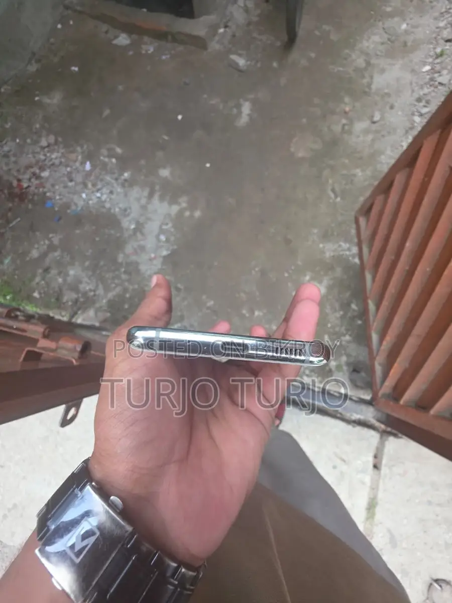 Samsung Galaxy S20 (Used)
