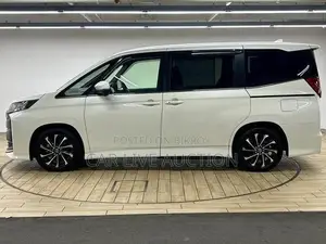 Toyota Noah Hybrid 2022