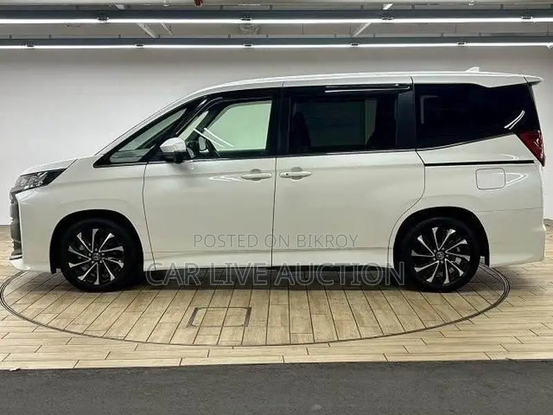Toyota Noah Hybrid 2022
