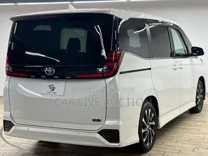 Toyota Noah Hybrid 2022