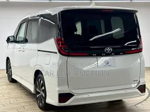 Toyota Noah Hybrid 2022