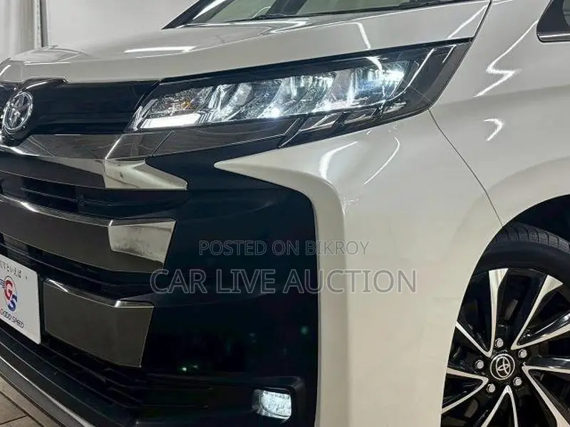 Toyota Noah Hybrid 2022