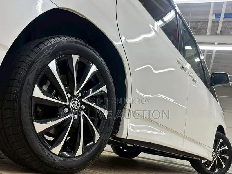 Toyota Noah Hybrid 2022