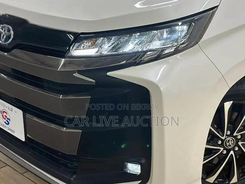 Toyota Noah Hybrid 2022