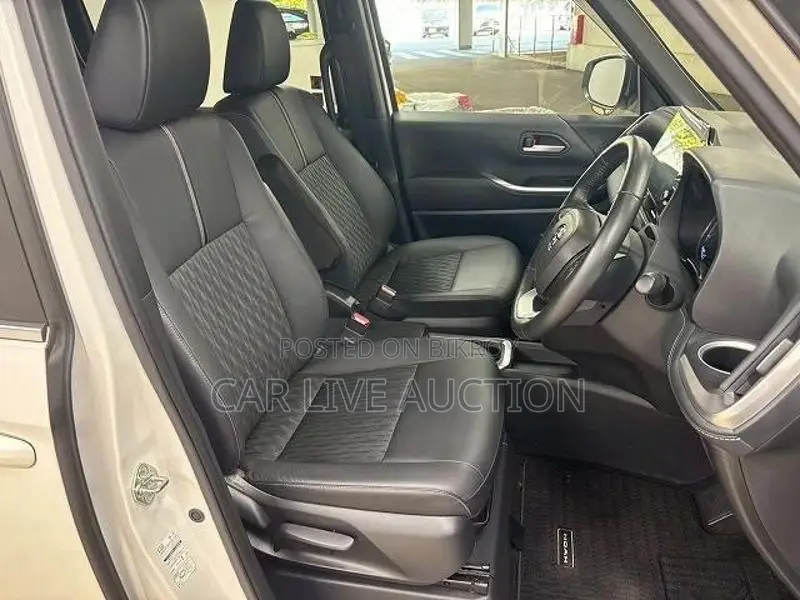 Toyota Noah Hybrid 2022
