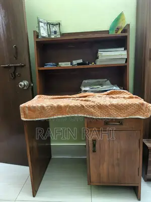 একটা পড়ার টেবিল বিক্রয় করা হবে