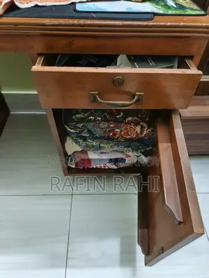 একটা পড়ার টেবিল বিক্রয় করা হবে